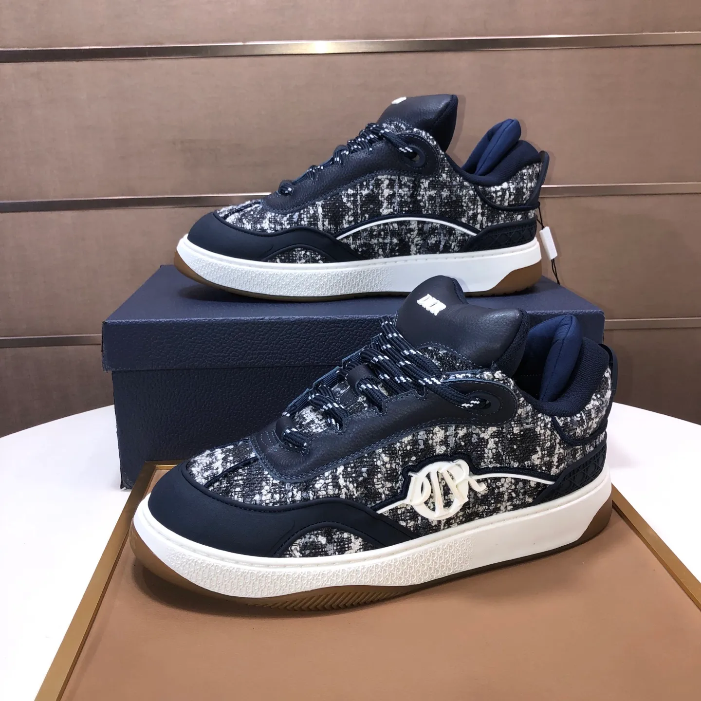 Ex-factory price: 800💶 (top original order) Brand: Dior (Dior) Standard code: Men's size 39-44 (45 customized) Grade: Same as the official website Material: Top original cowhide stitched together Original wear-resistant and lightweight outsole Style category: Fashionable casual shoes Distinguished luxury brand elements top luxury Color: Color of the actual picture